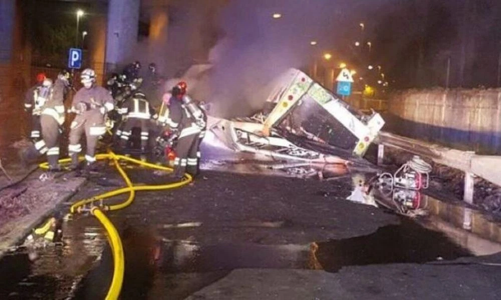Τραγωδία στην Ιταλία: 21 νεκροί από πτώση λεωφορείου στη γέφυρα